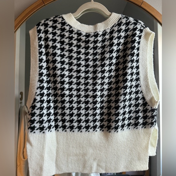 H&M Houndstooth Vneck Sweater Vest - Picture 3 of 3